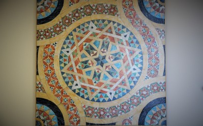Grande pannello in finto marmo con motivi a mosaico