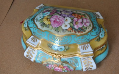 Scatola con bouquet, in pocellana di Limoges con ghiera in ottone.