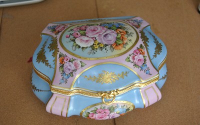 Scatola in pocellana di Limoges con ghiera in ottone azzurro-rosa