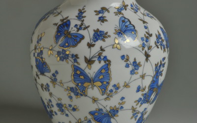 Vaso blu con farfalle